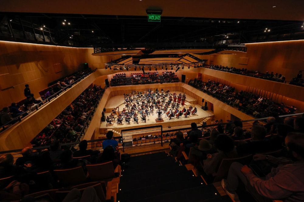 La sala, ubicada en el Complejo Universitario VM20, que posee una acústica natural en formato 360°, pudiendo ver a los músicos y coro desde cualquier punto del lugar.